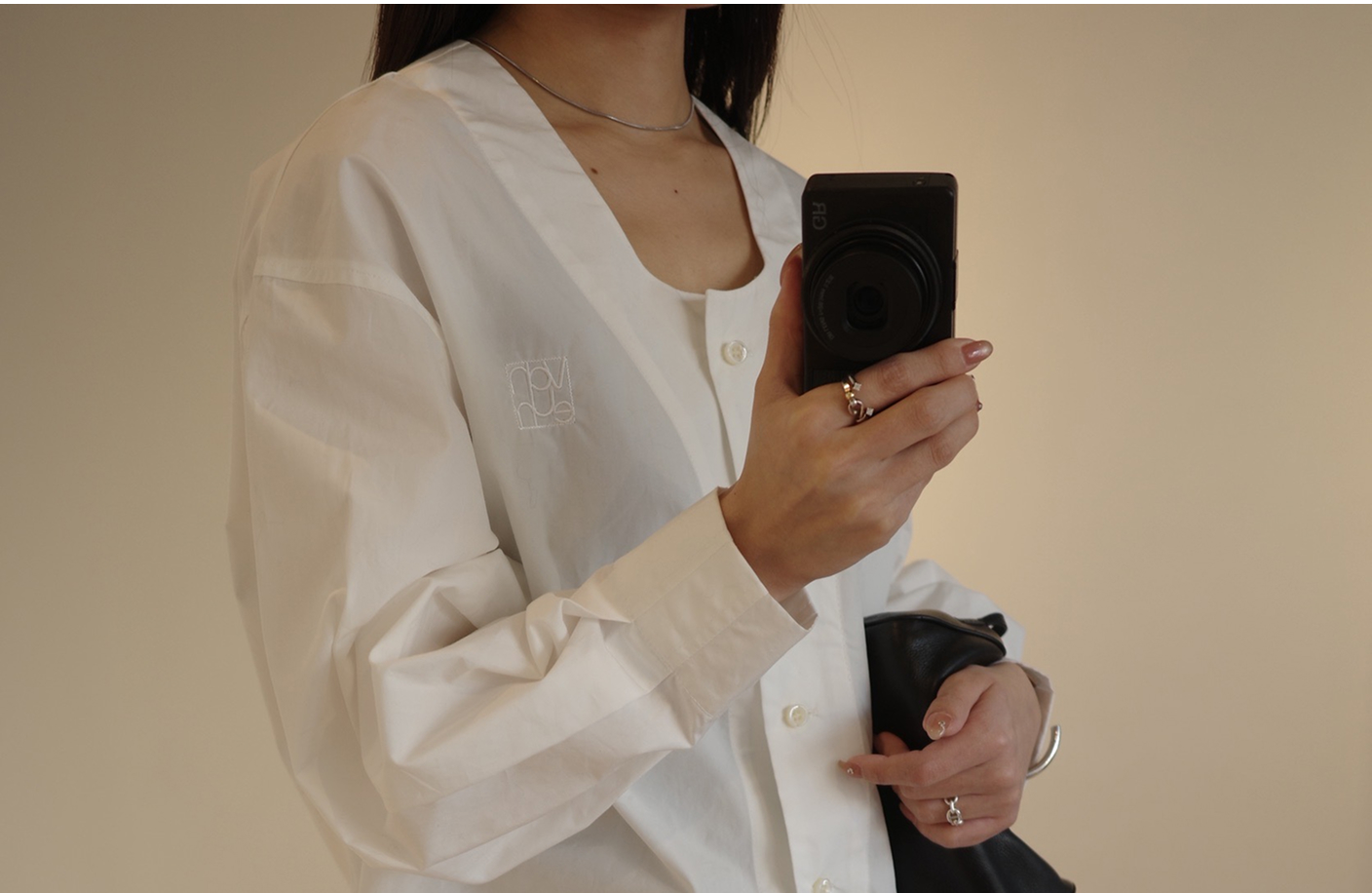 バニュームブランドのロゴを印字した洋服