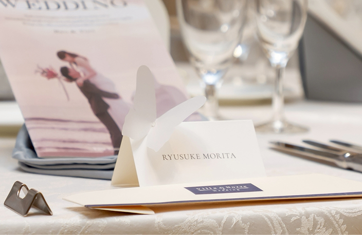 トレーシングペーパーの蝶の席札デザイン