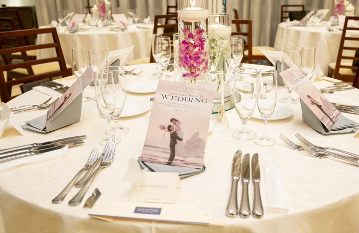 ウェディングペーパーアイテムを配置した披露宴テーブルコーディネート