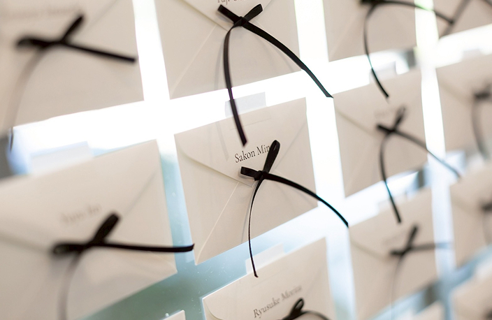 リボンの封筒を並べたウェルカムスペース装飾