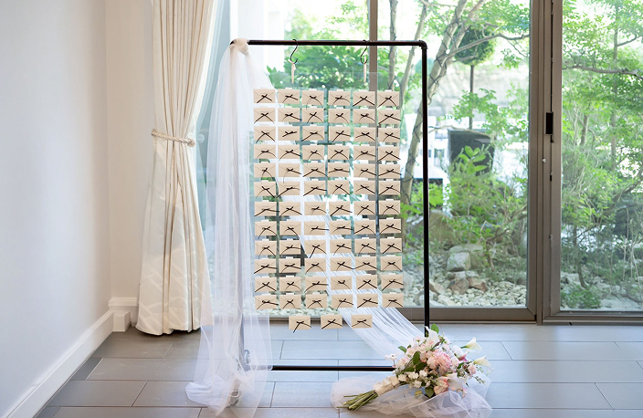 リボンの封筒を並べたウェルカムスペース装飾